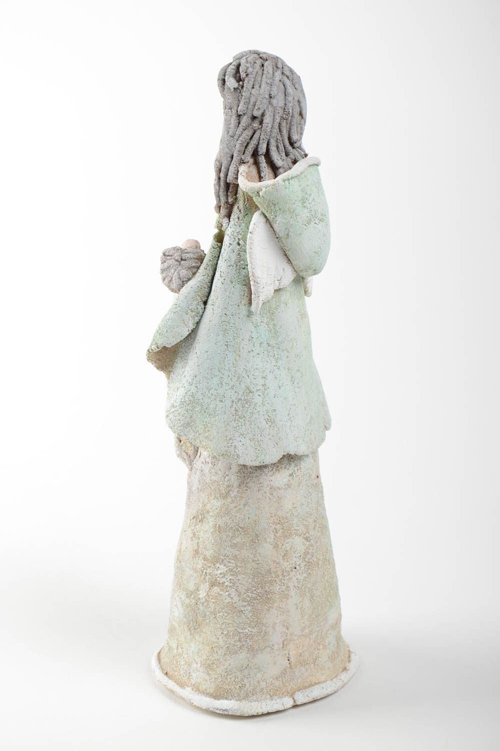 Статуэтка из самозастывающей глины ручной работы в виде ангела с малышом фото 4
