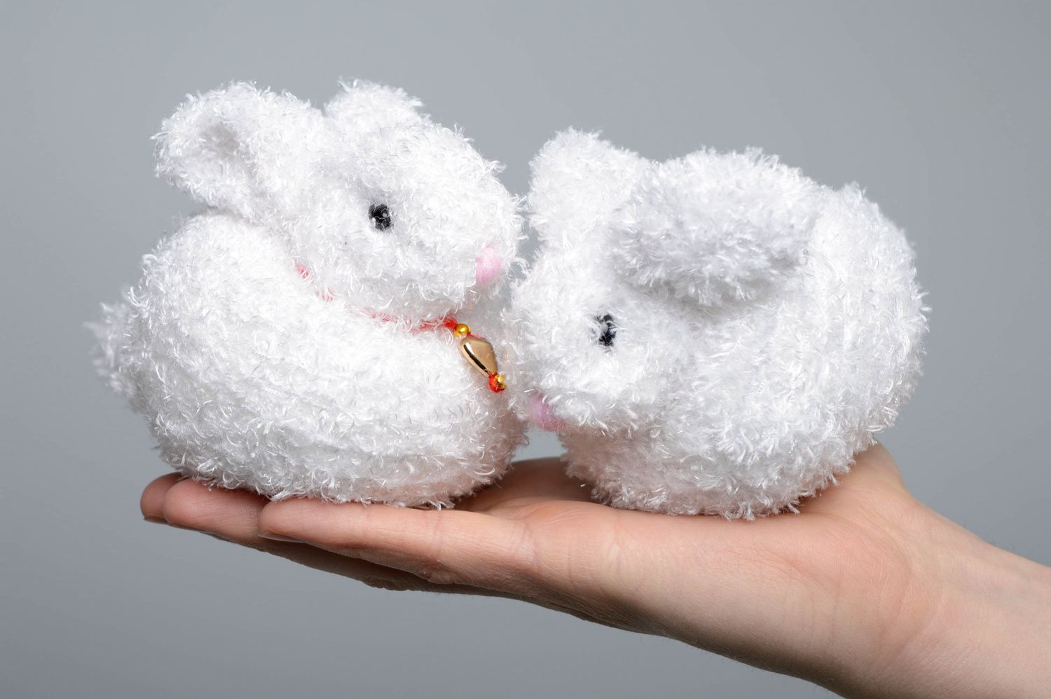 Мягкие вязаные игрушки Кролики белые фото 4