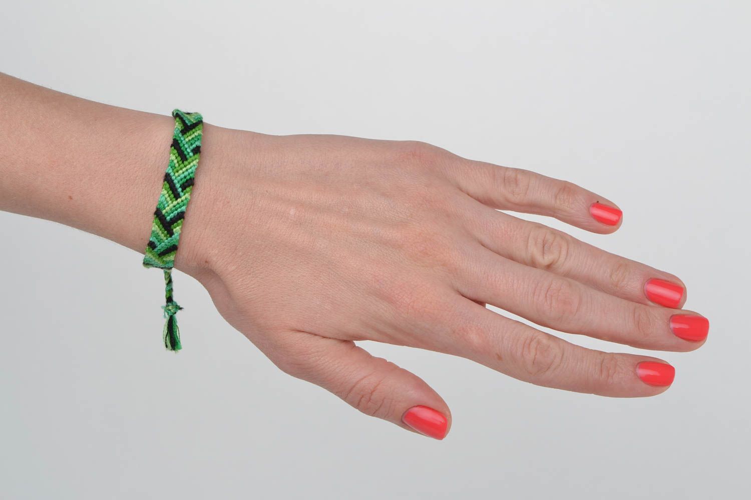 Зеленый наручный браслет фенечка из ниток в технике макраме ручной работы красивый фото 2