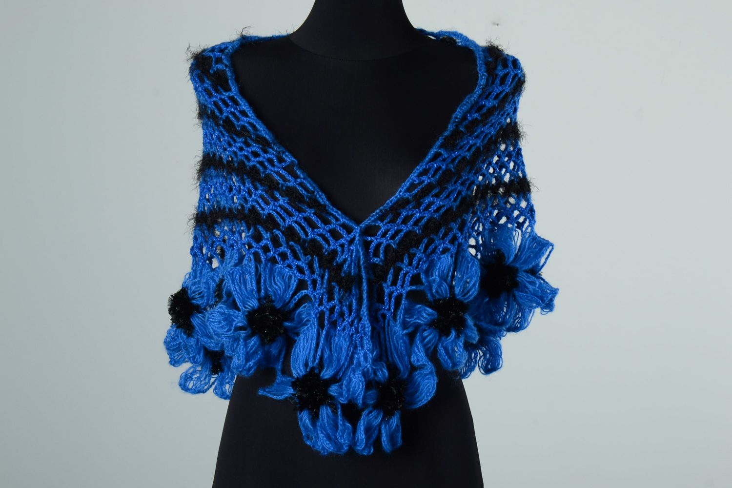 Châle tricot fait main en fils d'angora et de laine noir et bleu pour femme photo 1