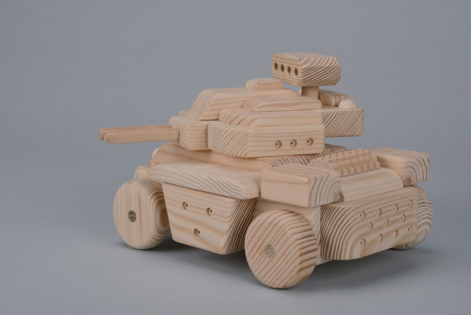 Spielzeug Panzer aus Holz foto 5