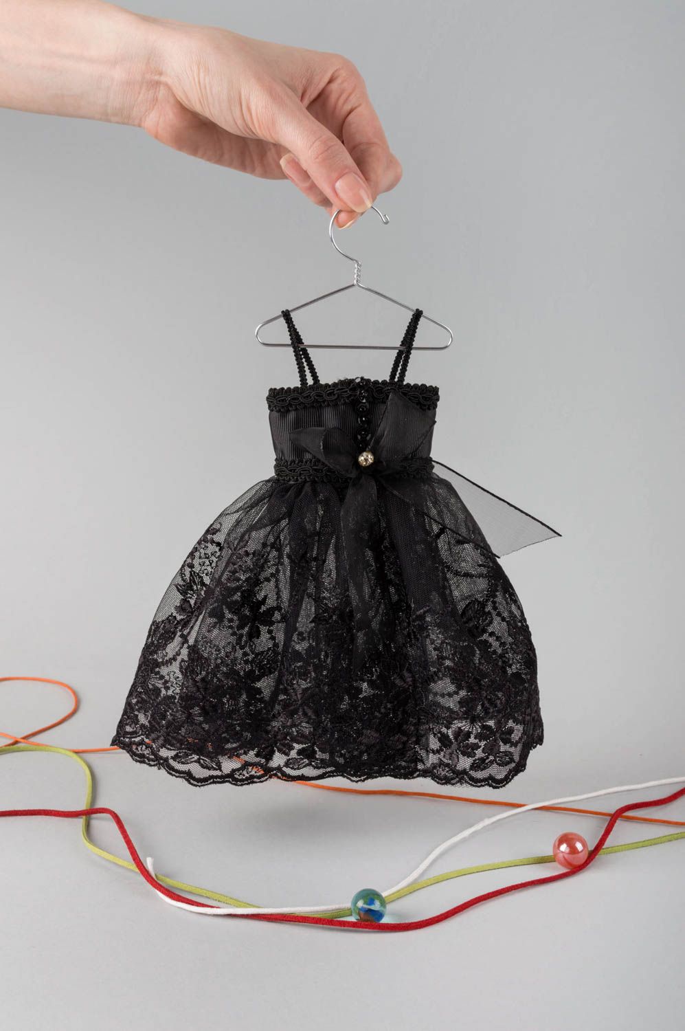 Интерьерная подвеска в виде платья ручной работы оригинальная из кружева фото 1