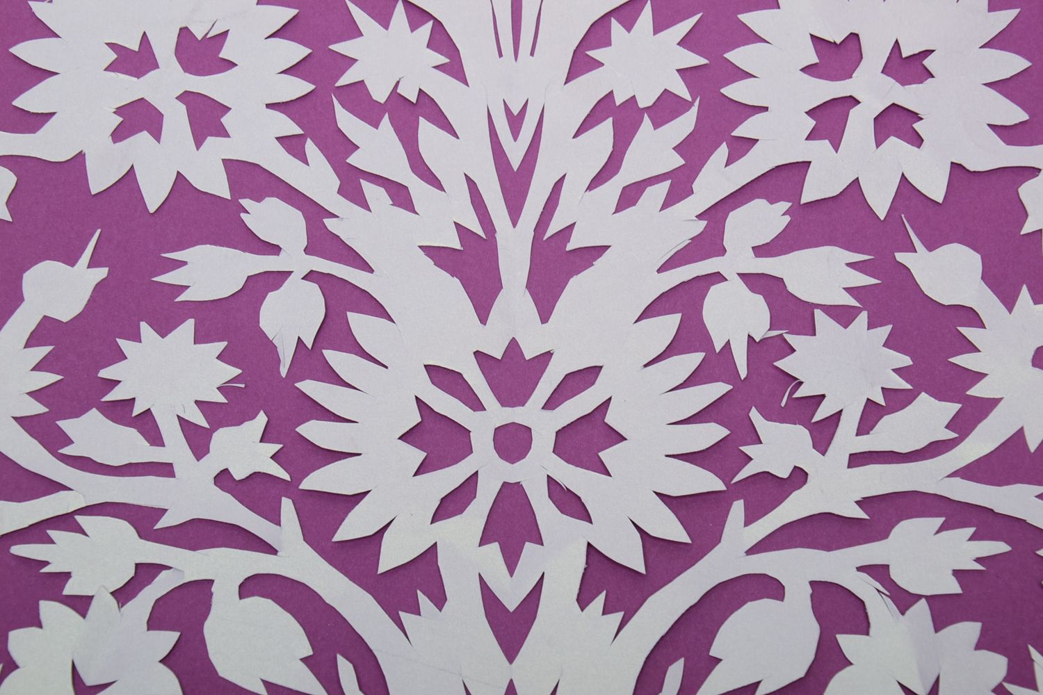 Décoration murale en papier découpé de couleur violette photo 4