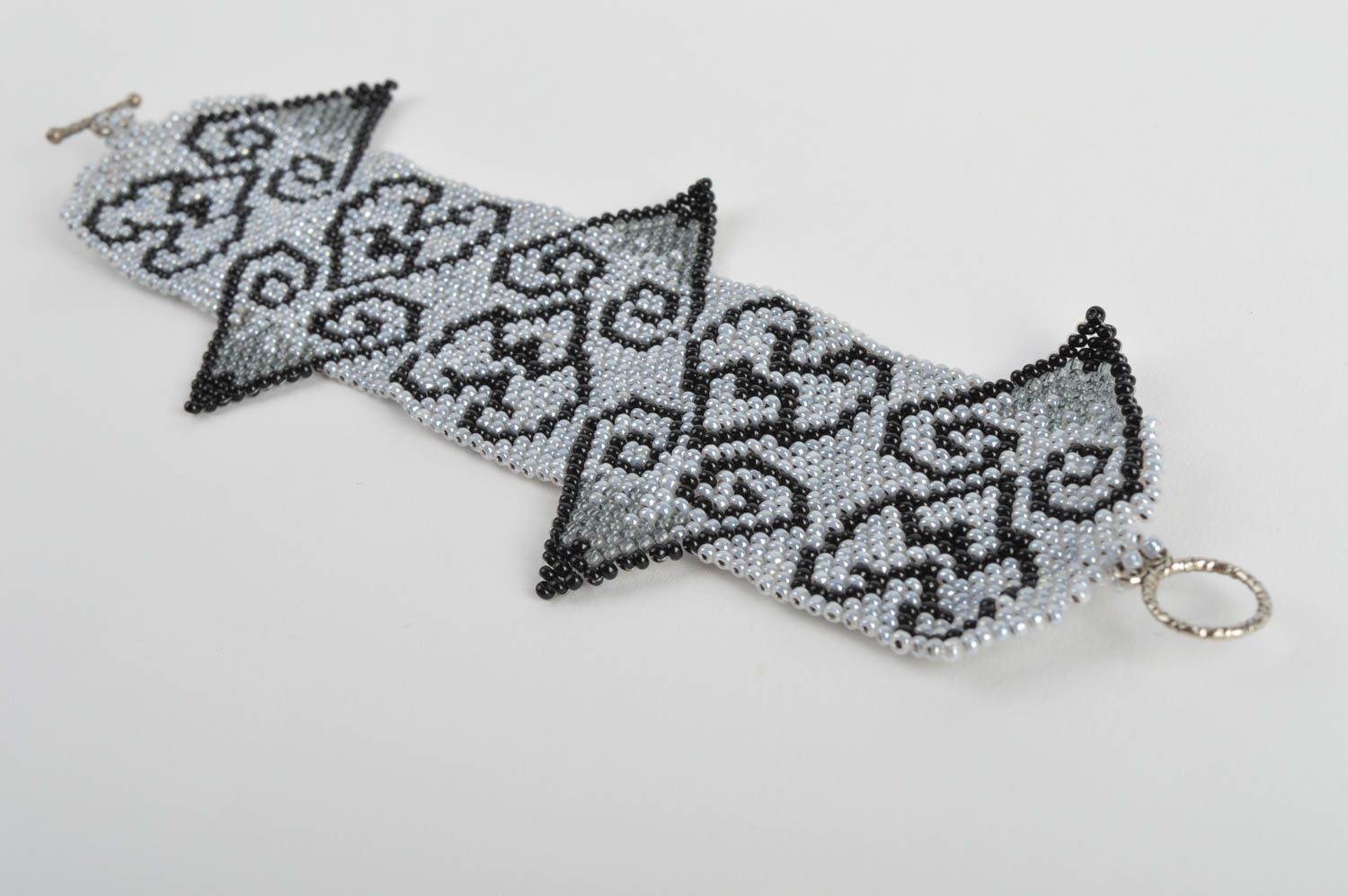 Bracelet en perles de rocaille tchèques large gris à motif noir fait main photo 3