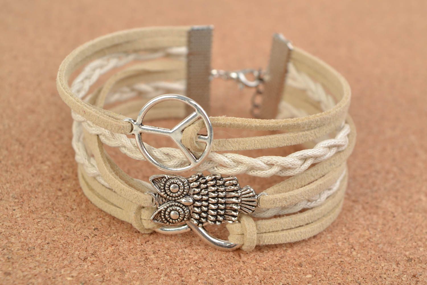 Bracelet en daim beige pendentifs hibou infini symbole de la paix fait main photo 1