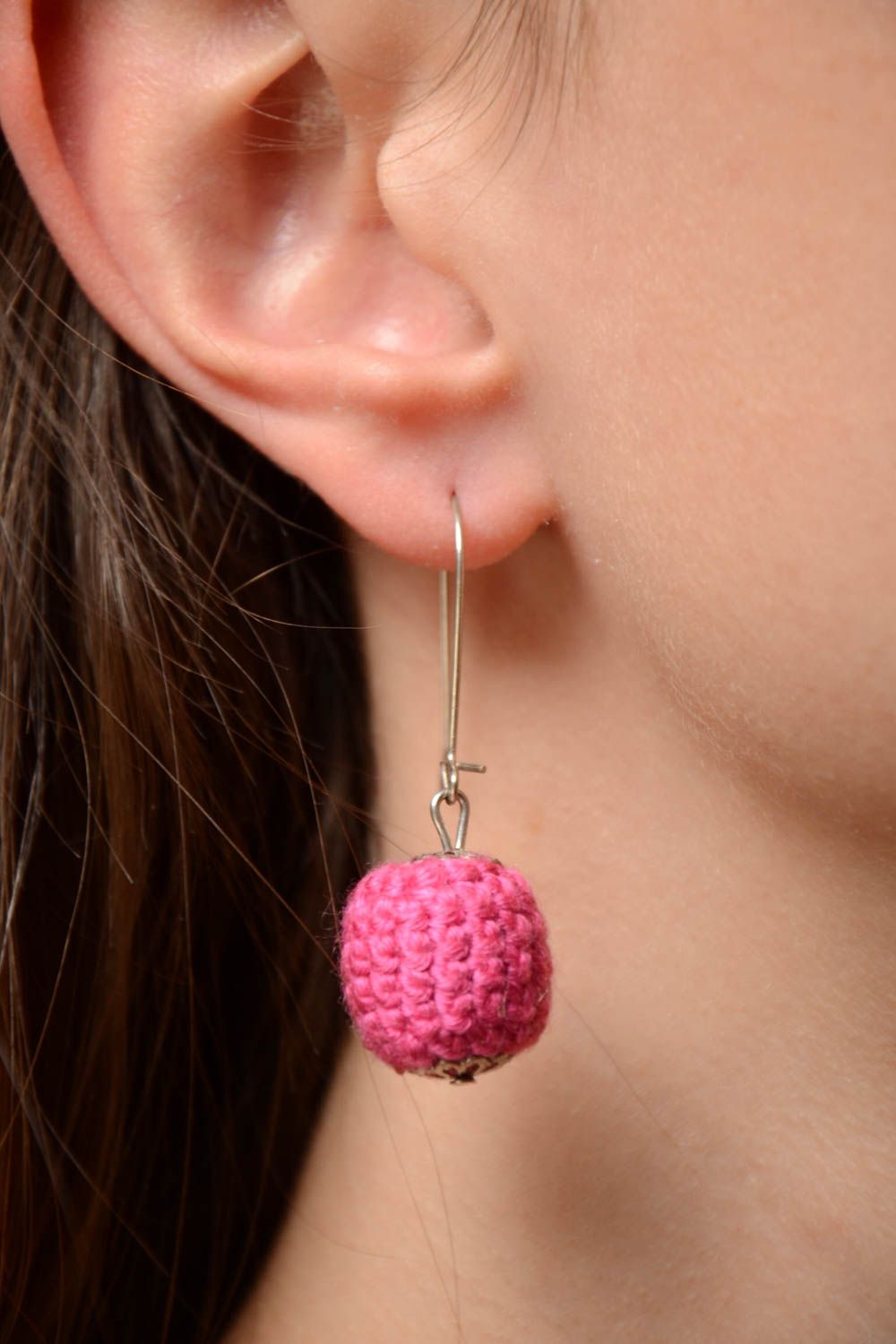 Rosafarbige runde schöne handgemachte Ohrringe aus Holzperlen umhäkelt foto 2