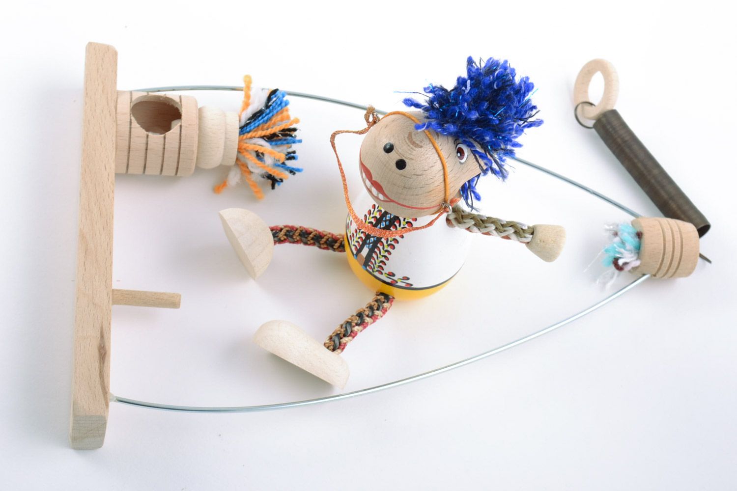 Grelles handgemachtes Öko Spielzeug aus Holz mit Bemalung Pferd auf Bank foto 5