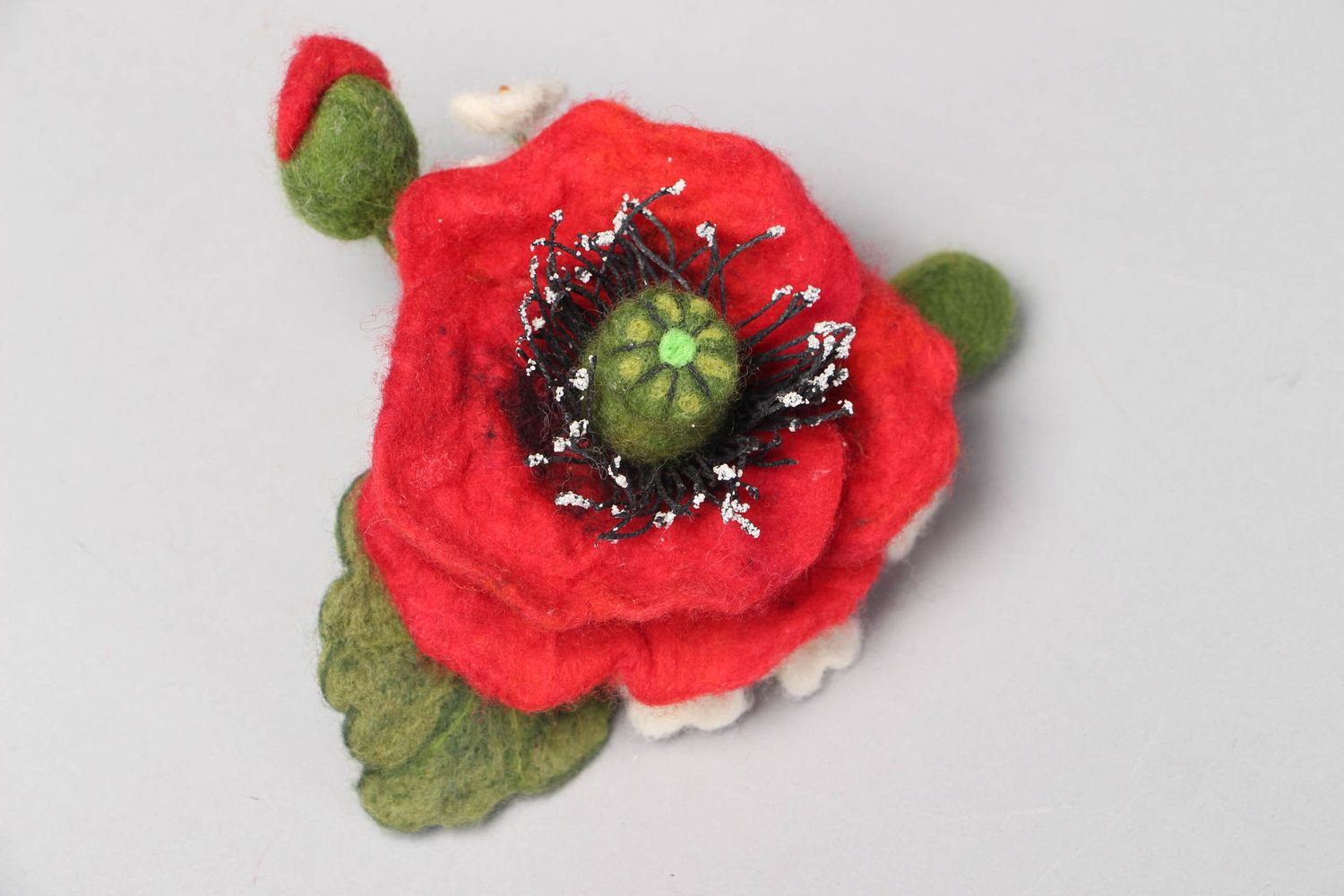 Felted wool hair clip in the shape of poppy photo 1