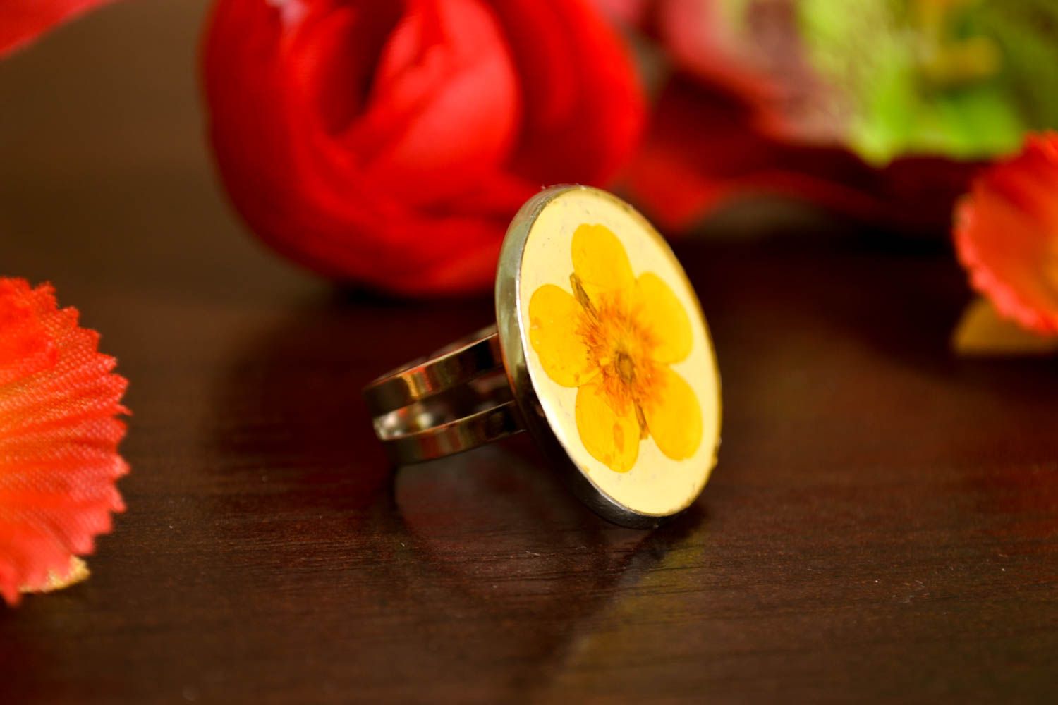 Модное кольцо ручной работы кульцо с цветами кольцо из эпоксидной смолы фото 1