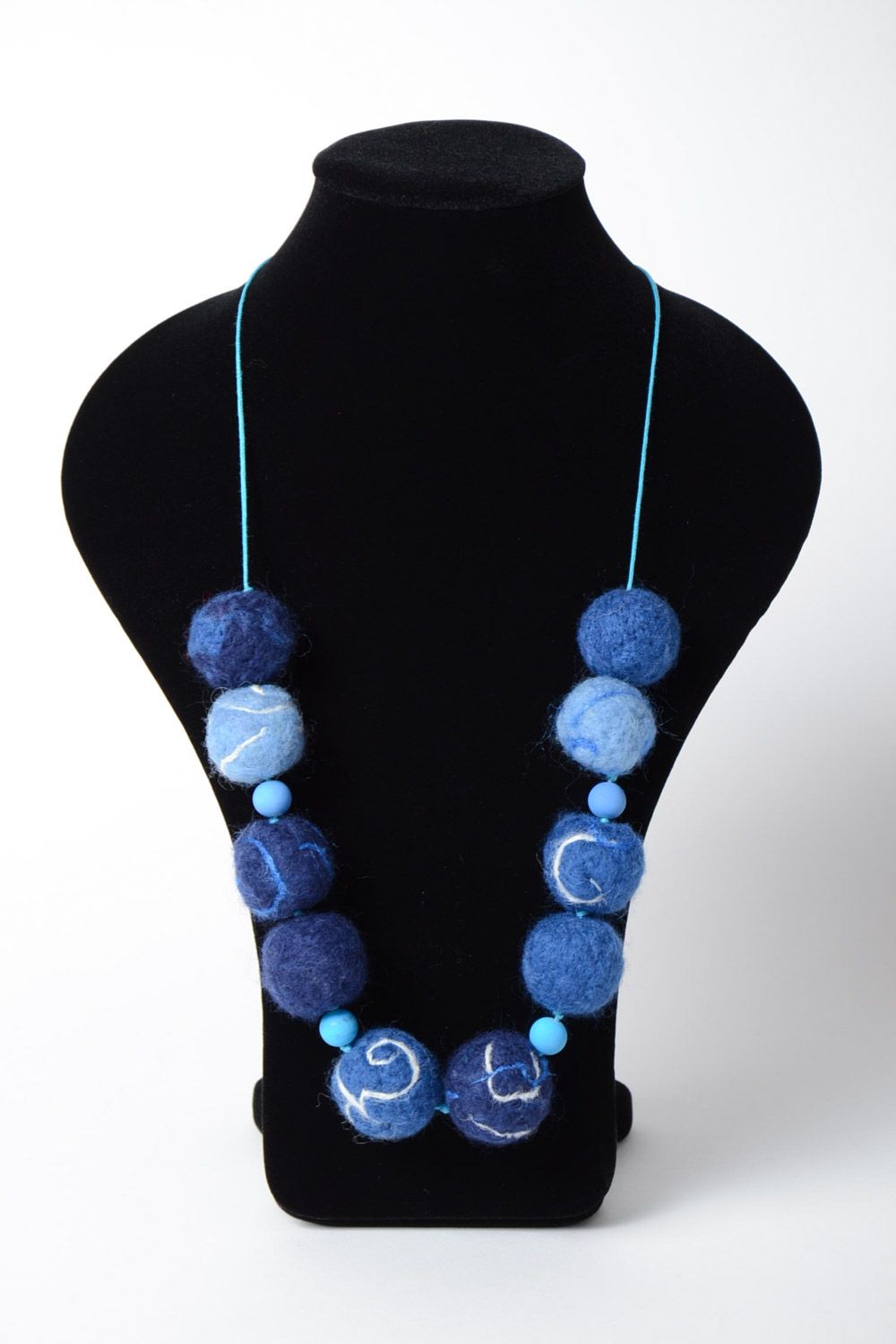 Künstlerisches blaues Collier aus Wolle Nassfilzen handmade weiblich schön weich foto 5