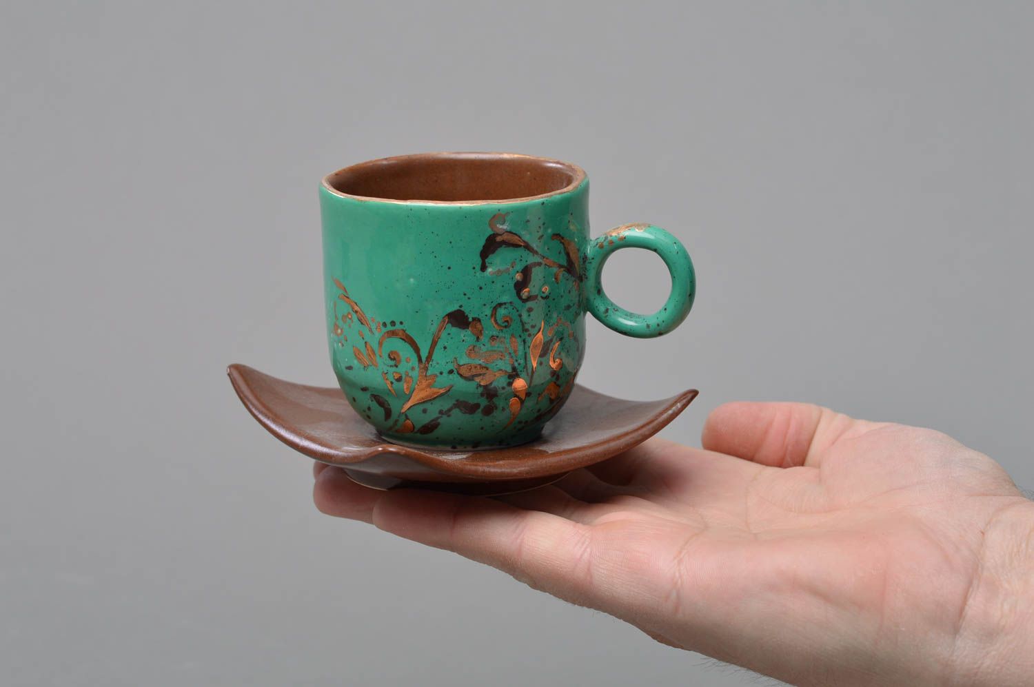 Türkise mit Glasur bemalte handgemachte Tasse aus Porzellan mit Unterteller foto 4