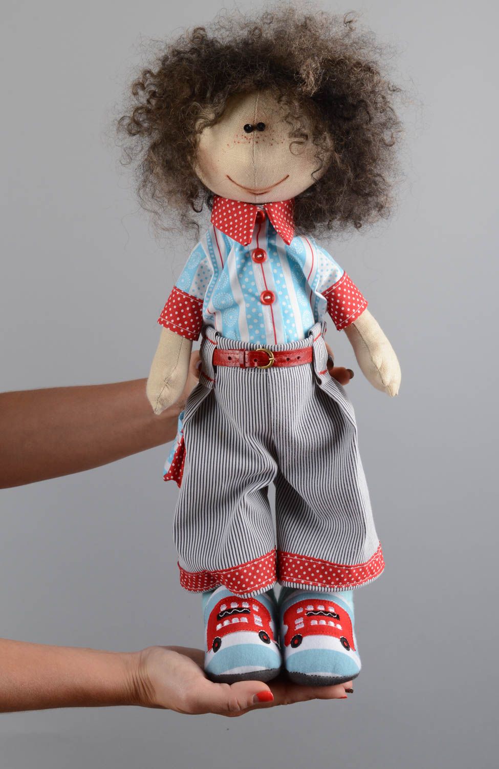 Авторская тканевая кукла из льна ручной работы дизайнерская в виде мальчика фото 5
