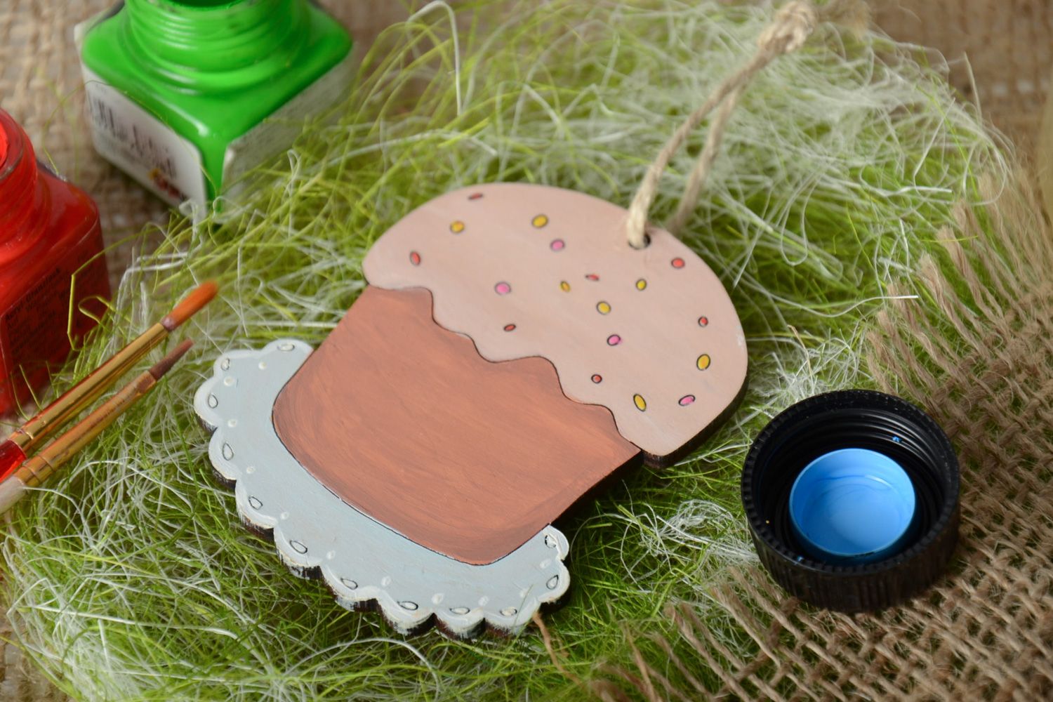 Plywood interior pendant magnet in the shape of Easter cake photo 1