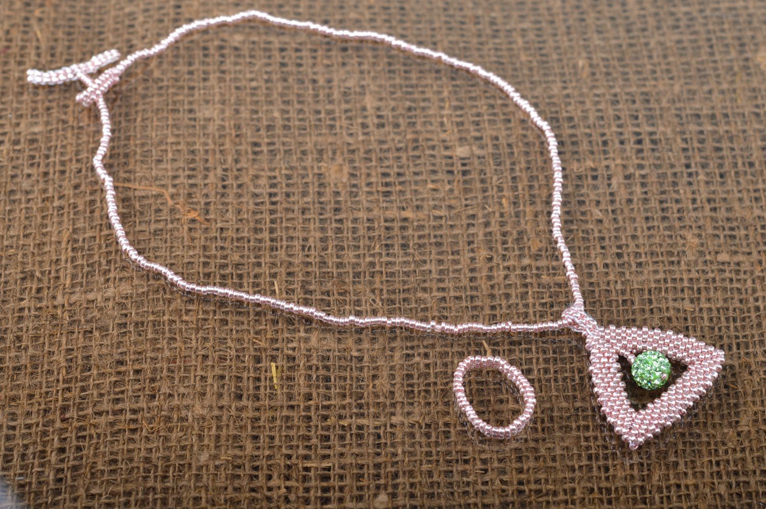 Набор украшений из бисера кольцо и подвеска в технике ндебеле розового цвета  фото 2