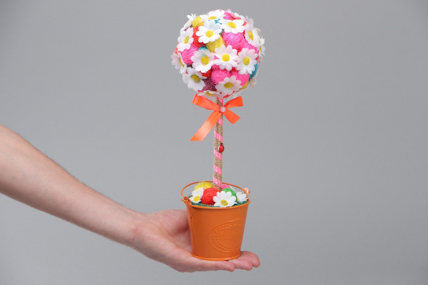 Handgemachter mini Baum mit Kunstblumen aus Sisal und Atlasbändern für Dekoration foto 5