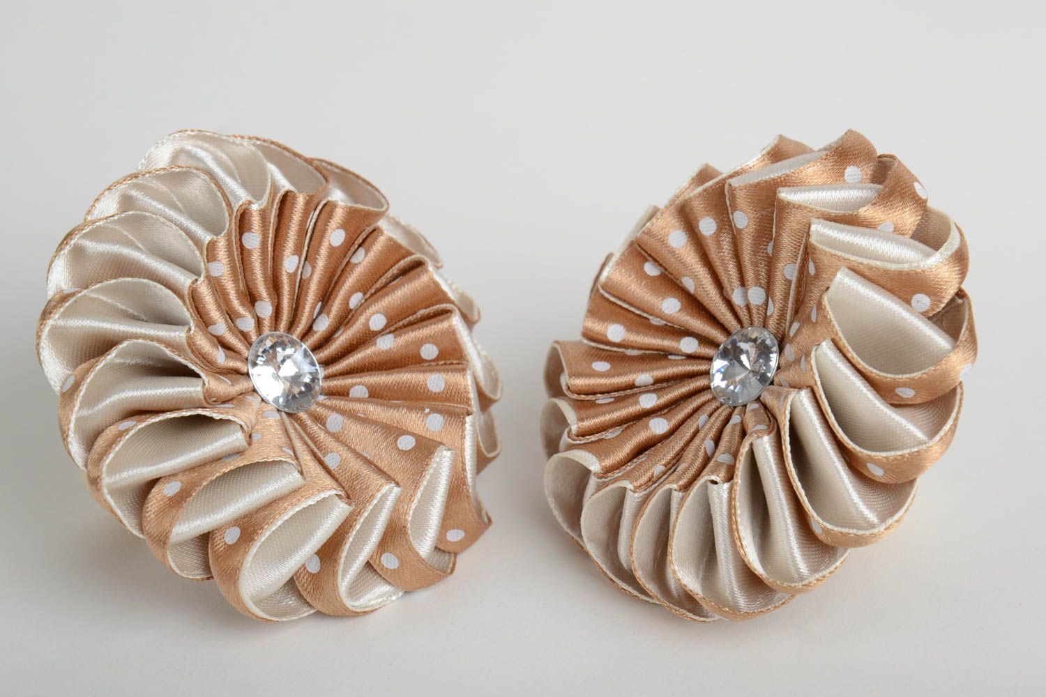 Set of 2 handmade decorative hair bands with beige satin ribbon kanzashi flowers photo 4