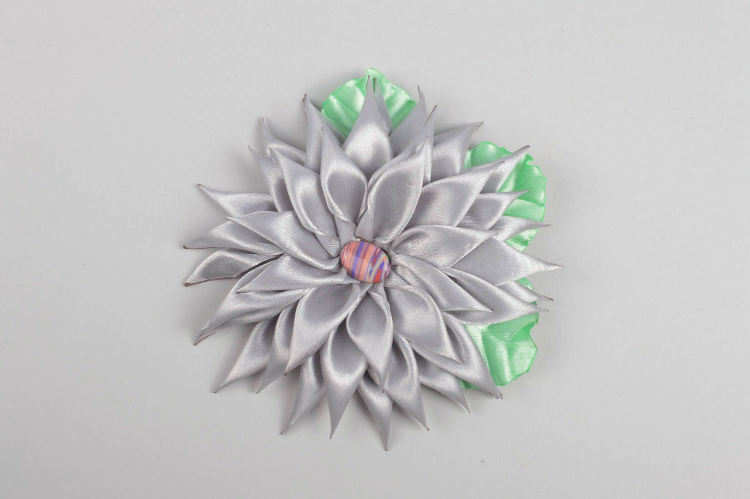 Серое украшение ручной работы заколка с цветком большой аксессуар для волос фото 5