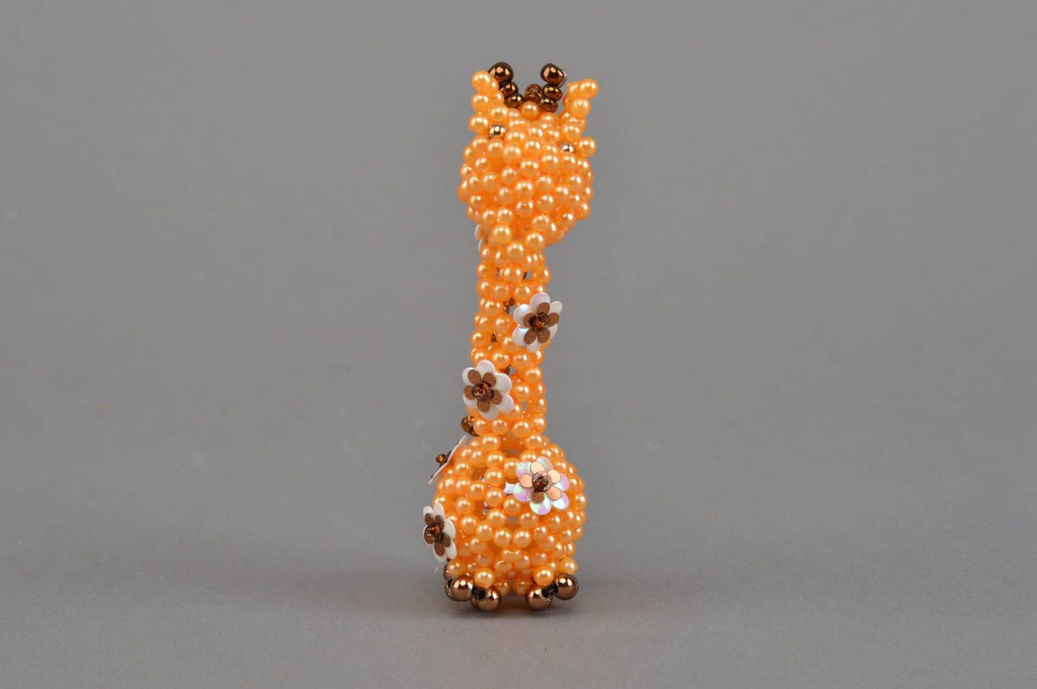 Бисерная фигурка жирафа желтого ручной работы маленькая для декора дома фото 4