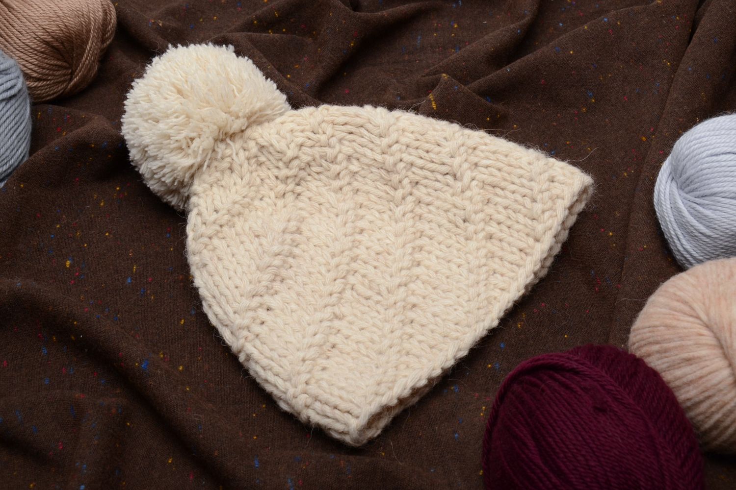 Bonnet tricoté en laine avec pompon fait main photo 2