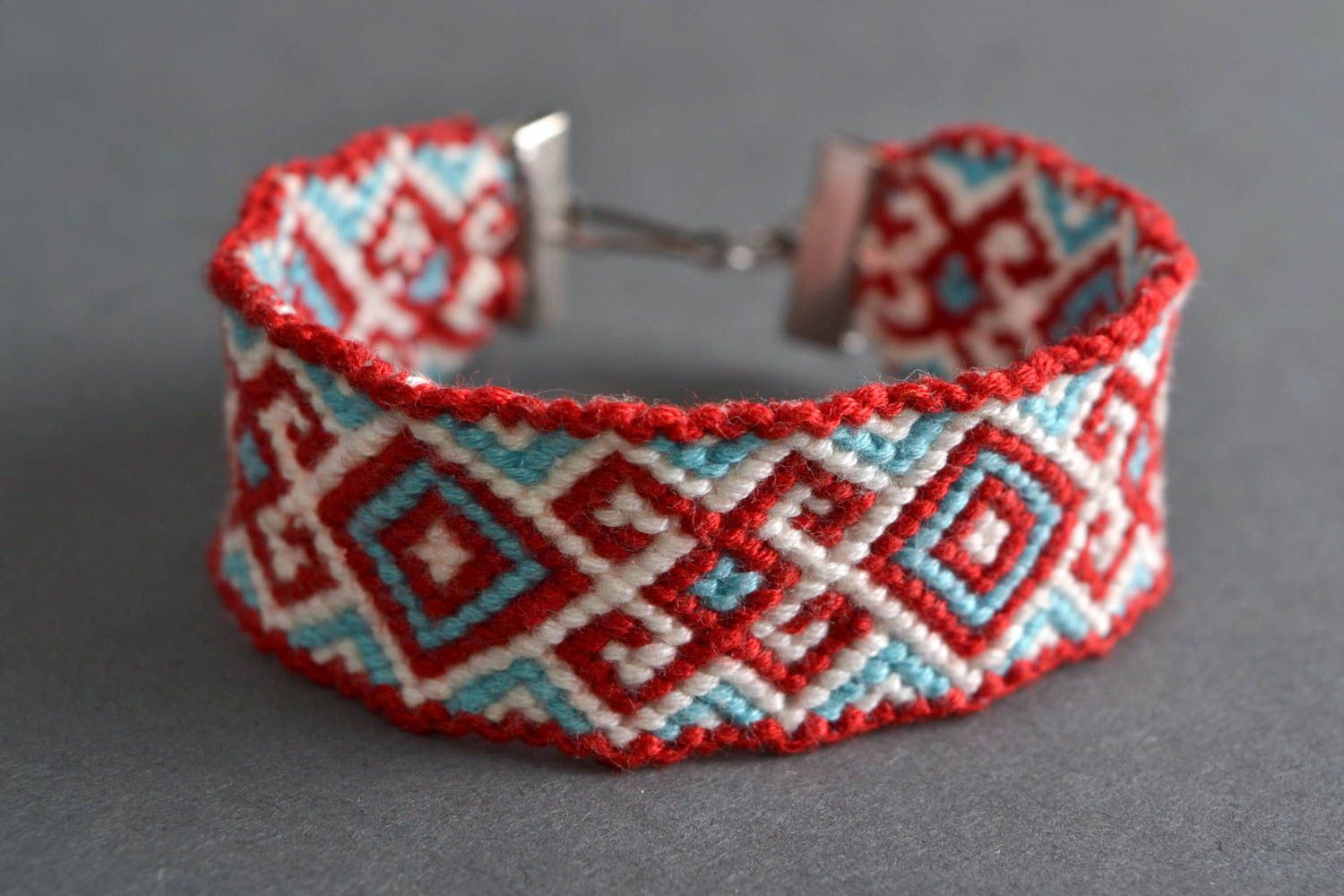 Bracelet tressé en fils en macramé style ethnique à motif géométrique fait main photo 1