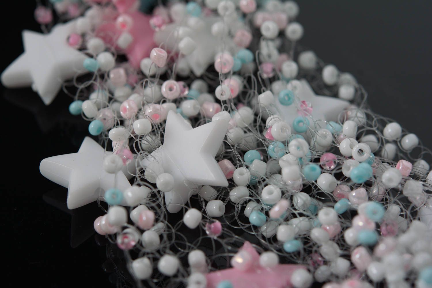 Ожерелье из бисера ручной работы воздушное легкое светлое женское со звездочками фото 4