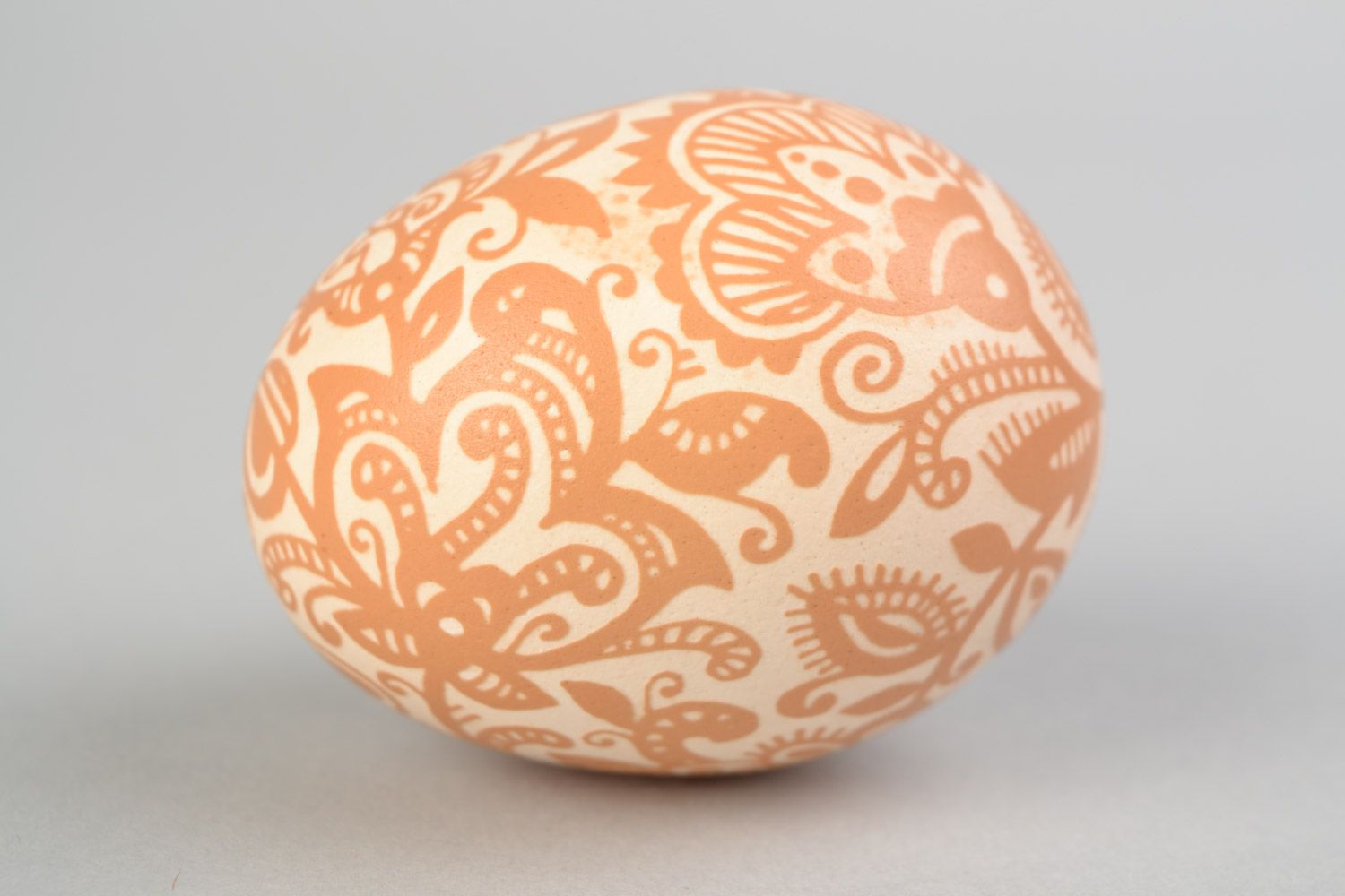 Huevo de Pascua artesanal en técnica de corrosión con vinagre con flores foto 4