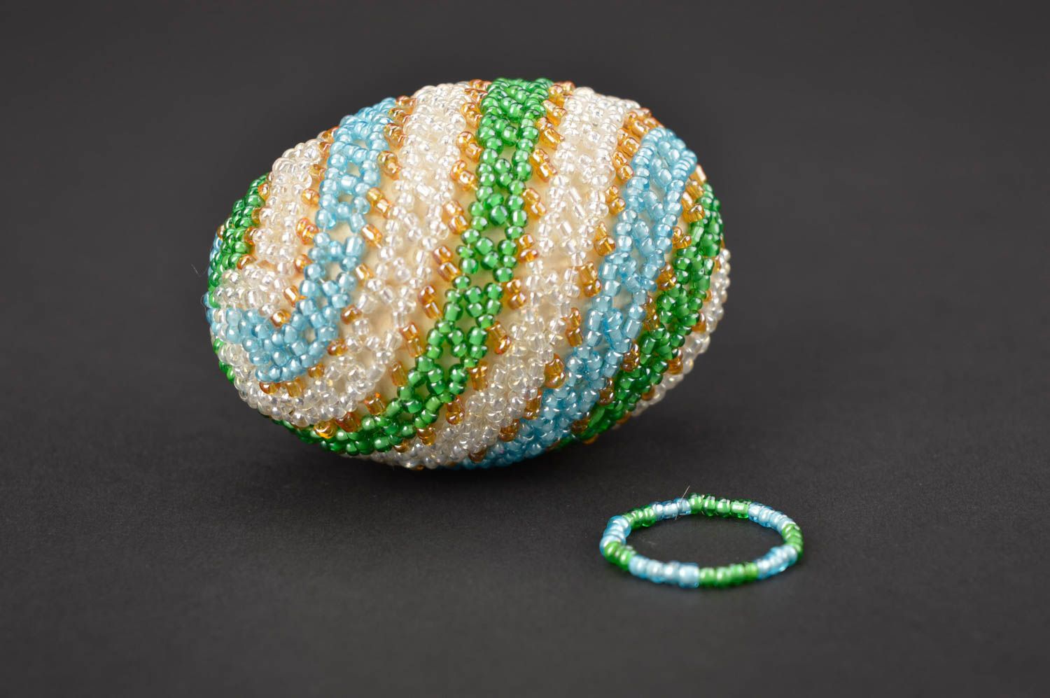 Huevo de Pascua hecho a mano de abalorios regalo original decoración para fiesta foto 4