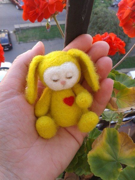Jouet en laine feutrée miniature fait main jaune original pour enfant Lièvre photo 2