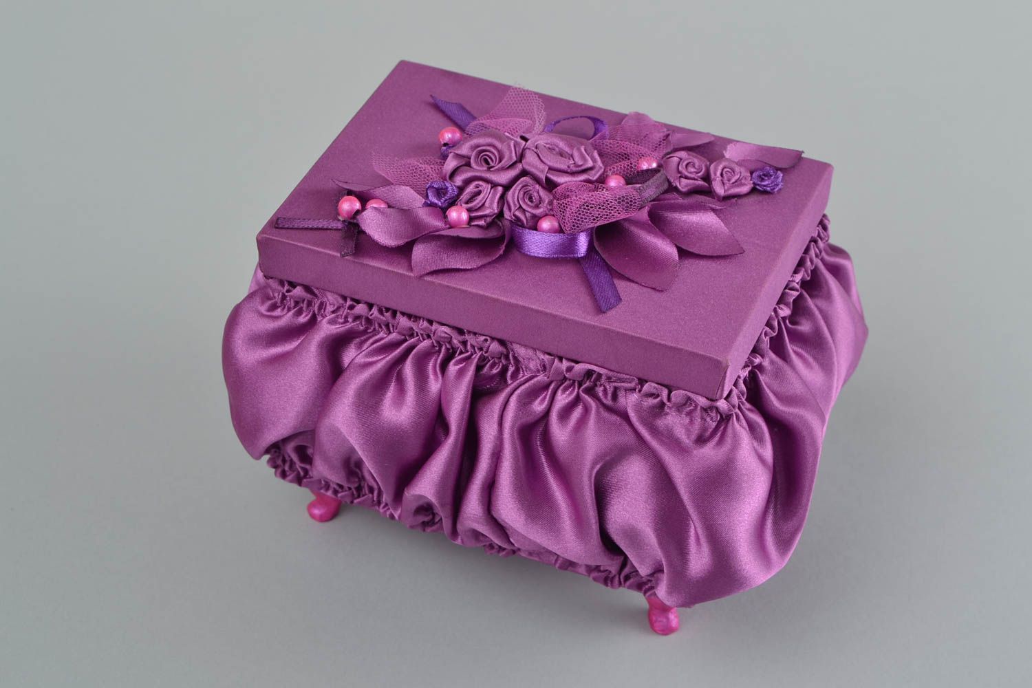 Небольшая шкатулка из атласной ткани в технике канзаши фиолетовая ручной работы фото 5