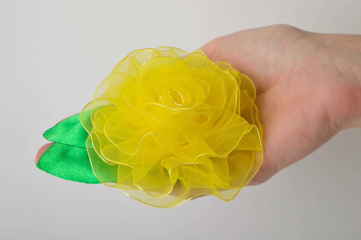 Брошь ручной работы брошь из атласа брошь в виде цветка яркая желтая с зеленым фото 5