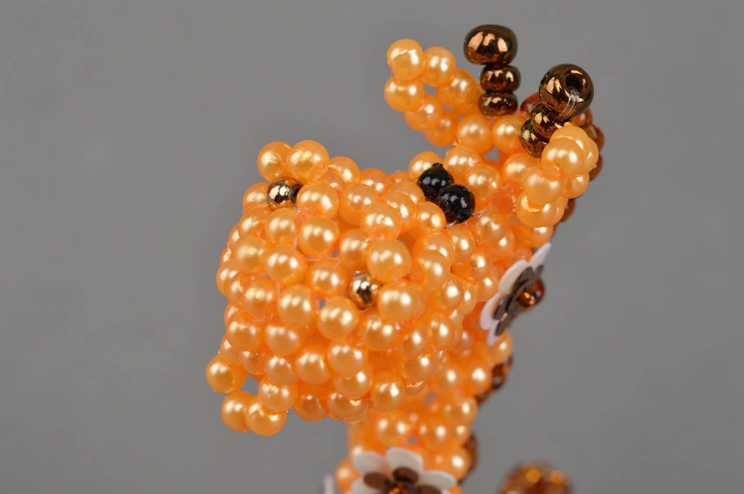 Бисерная фигурка жирафа желтого ручной работы маленькая для декора дома фото 5