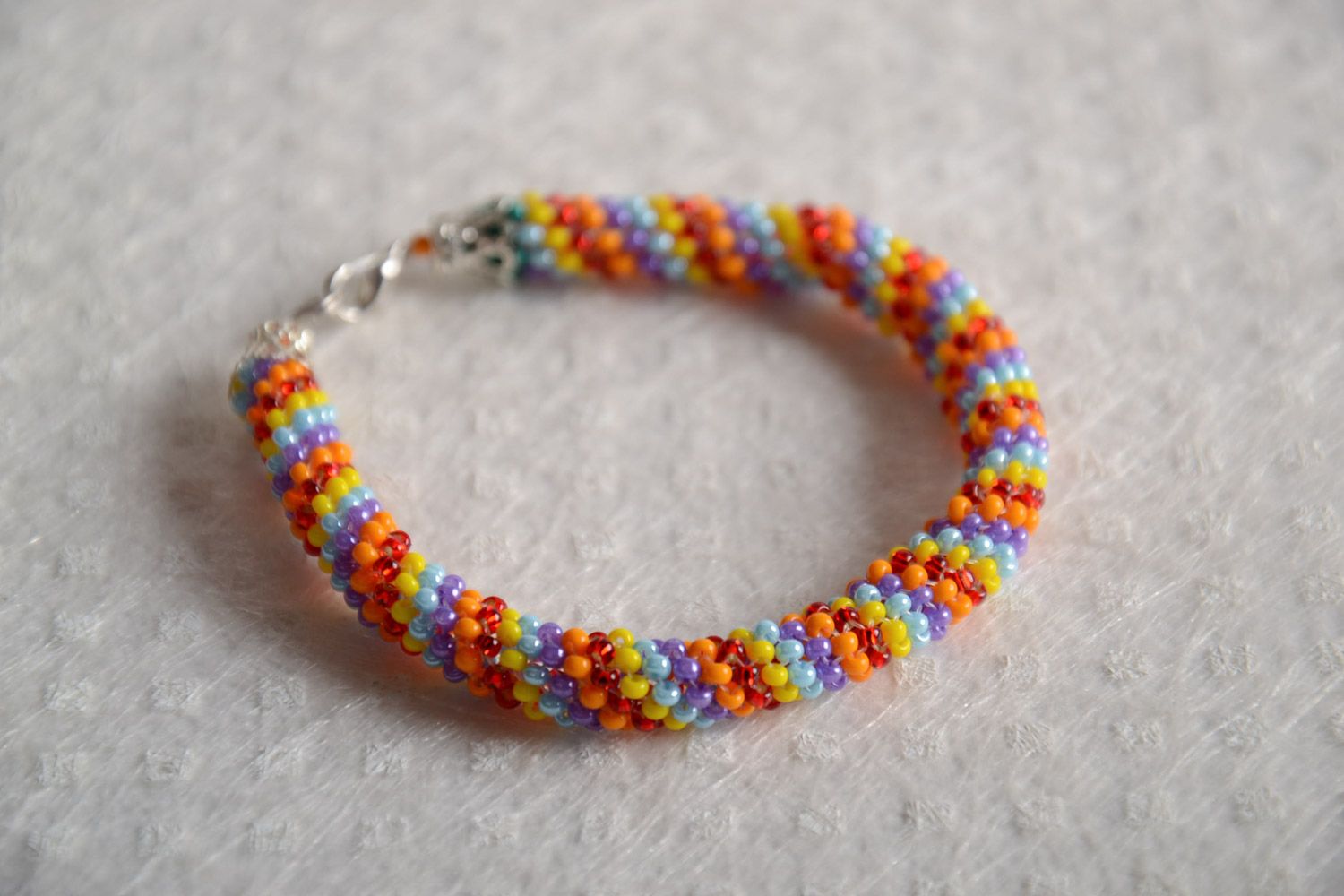 Наручный браслет из чешского бисера жгут плетеный разноцветный ручной работы фото 1