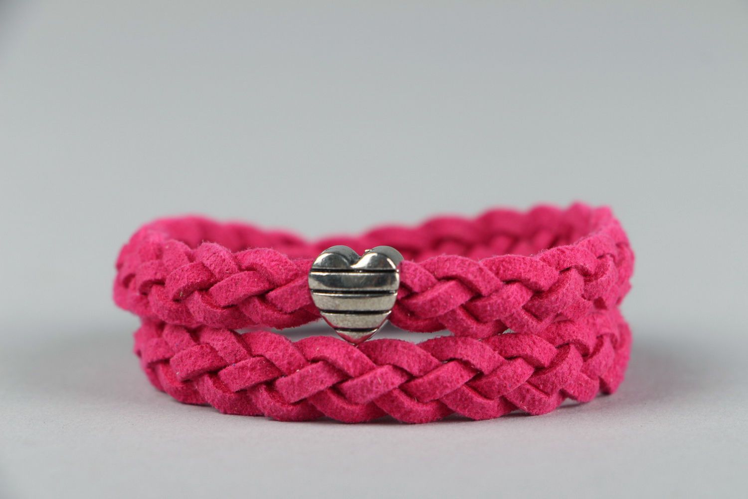 Suede bracelet with figure of heart photo 1