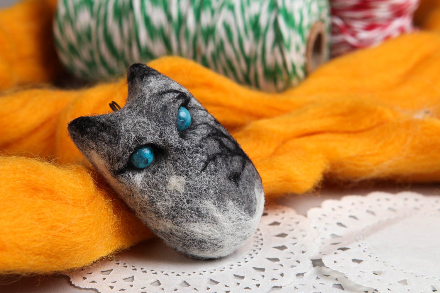 Colgante hecho a mano de lana gris accesorio para mujer bisutería artesanal foto 1