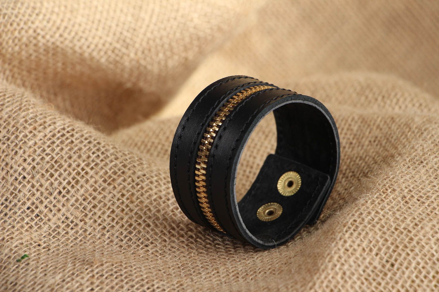 Schwarzes Leder Armband mit Reißverschluss foto 5