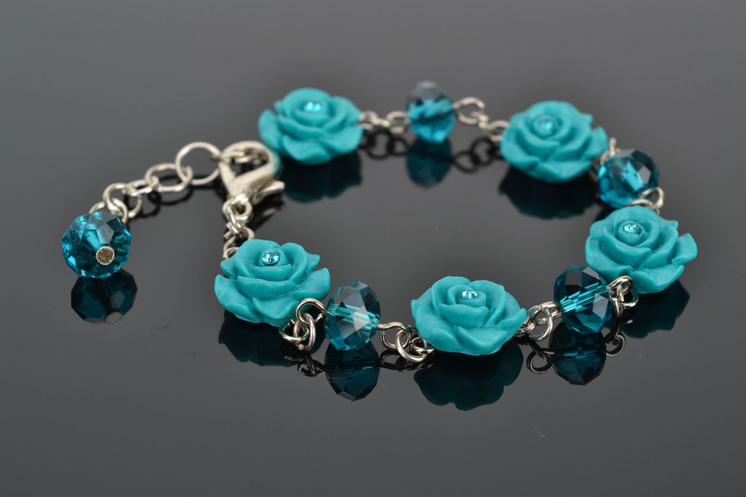 Наручный браслет из полимерной глины с голубыми розами фото 1