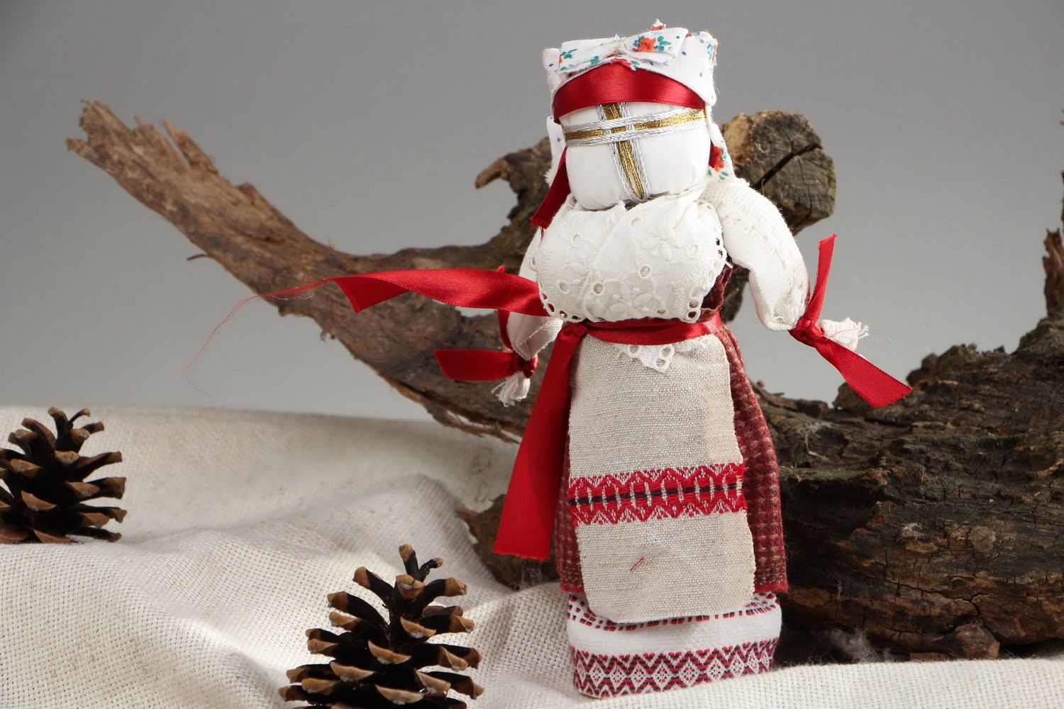 Bambola etnica di stoffa fatta a mano amuleto talismano giocattolo slavo
 foto 1