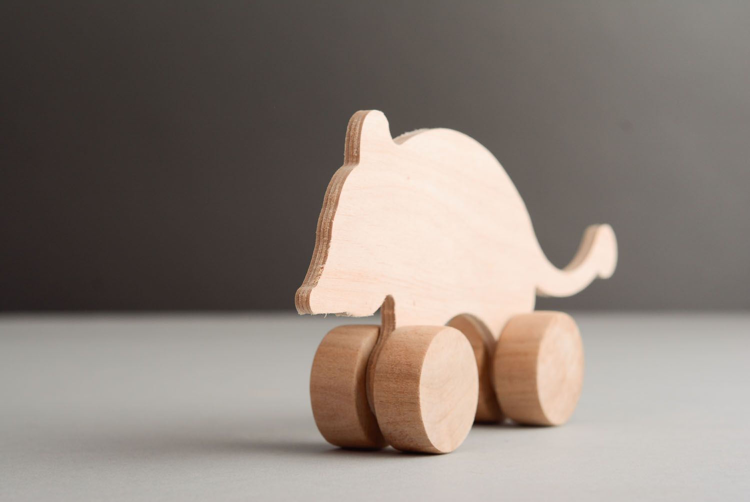 Base de madera con forma de ratoncito en ruedas foto 2