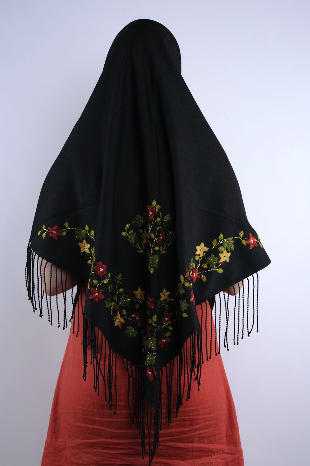 Большой шерстяной платок с вышивкой фото 1