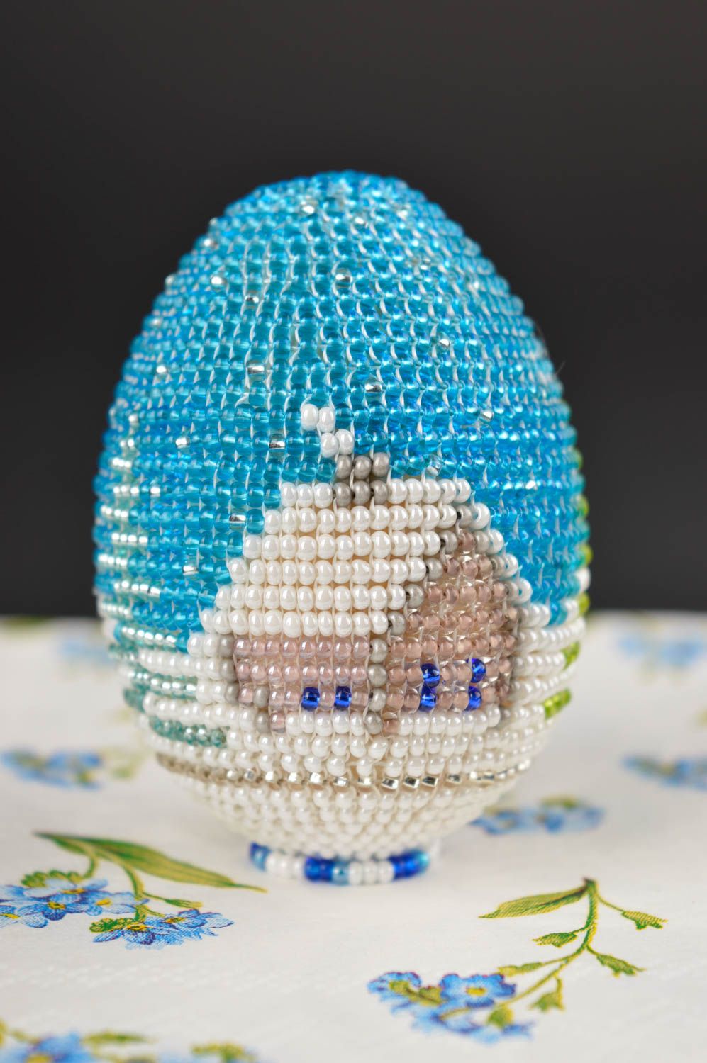 Пасхальное яйцо хэнд мэйд яйцо из бисера голубое с домиком пасхальный декор фото 1