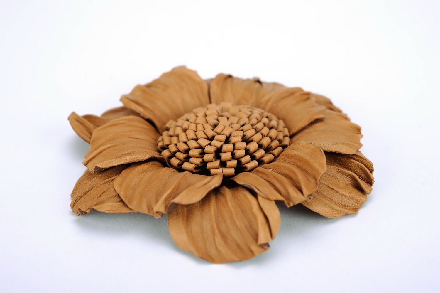 Broche en cuir en forme de fleur pour vêtement photo 1