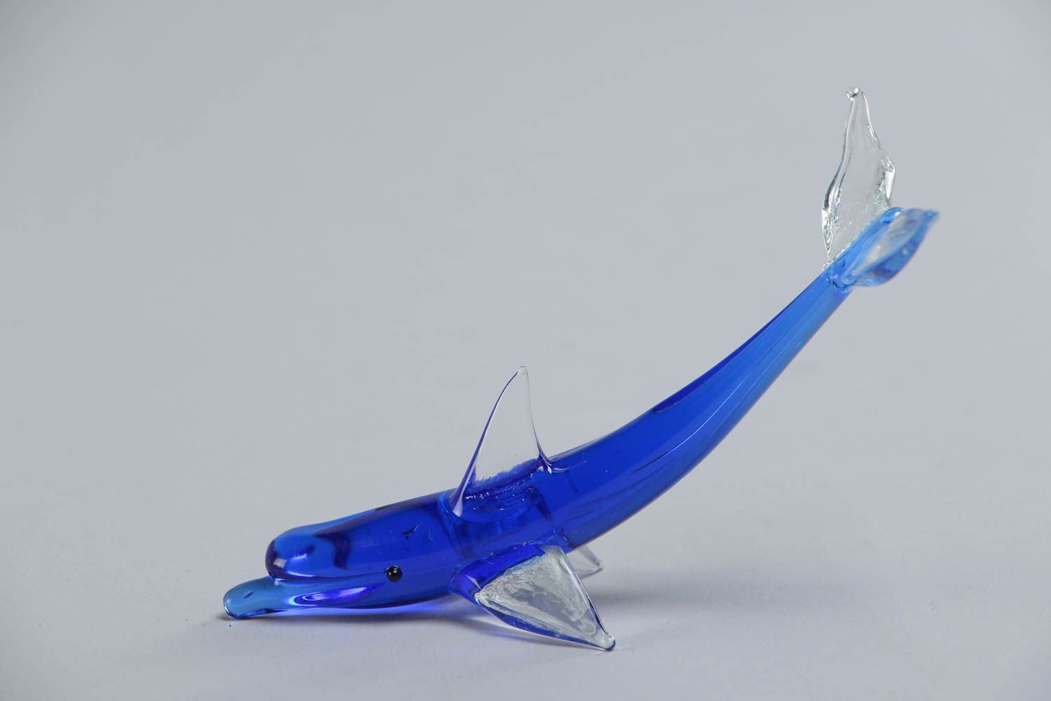Handgemachte schöne blaue Lampwork Figur aus Glas Delfin für Interieur in kalten Farben foto 2