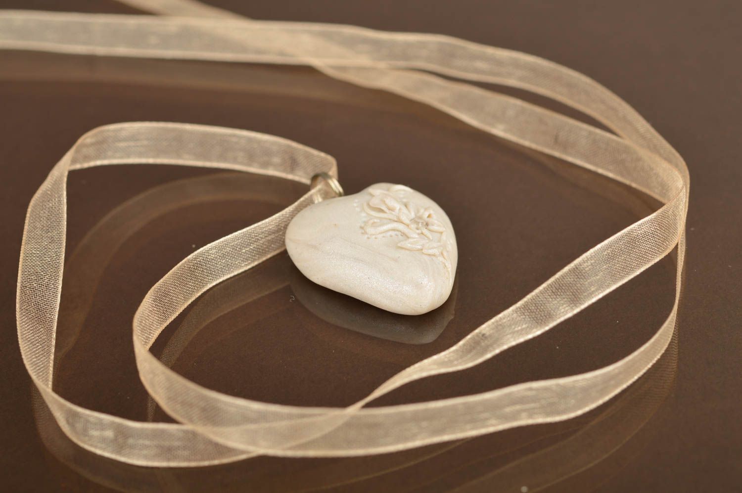 Кулон из полимерной глины ручной работы в виде серого сердечка авторский фото 4