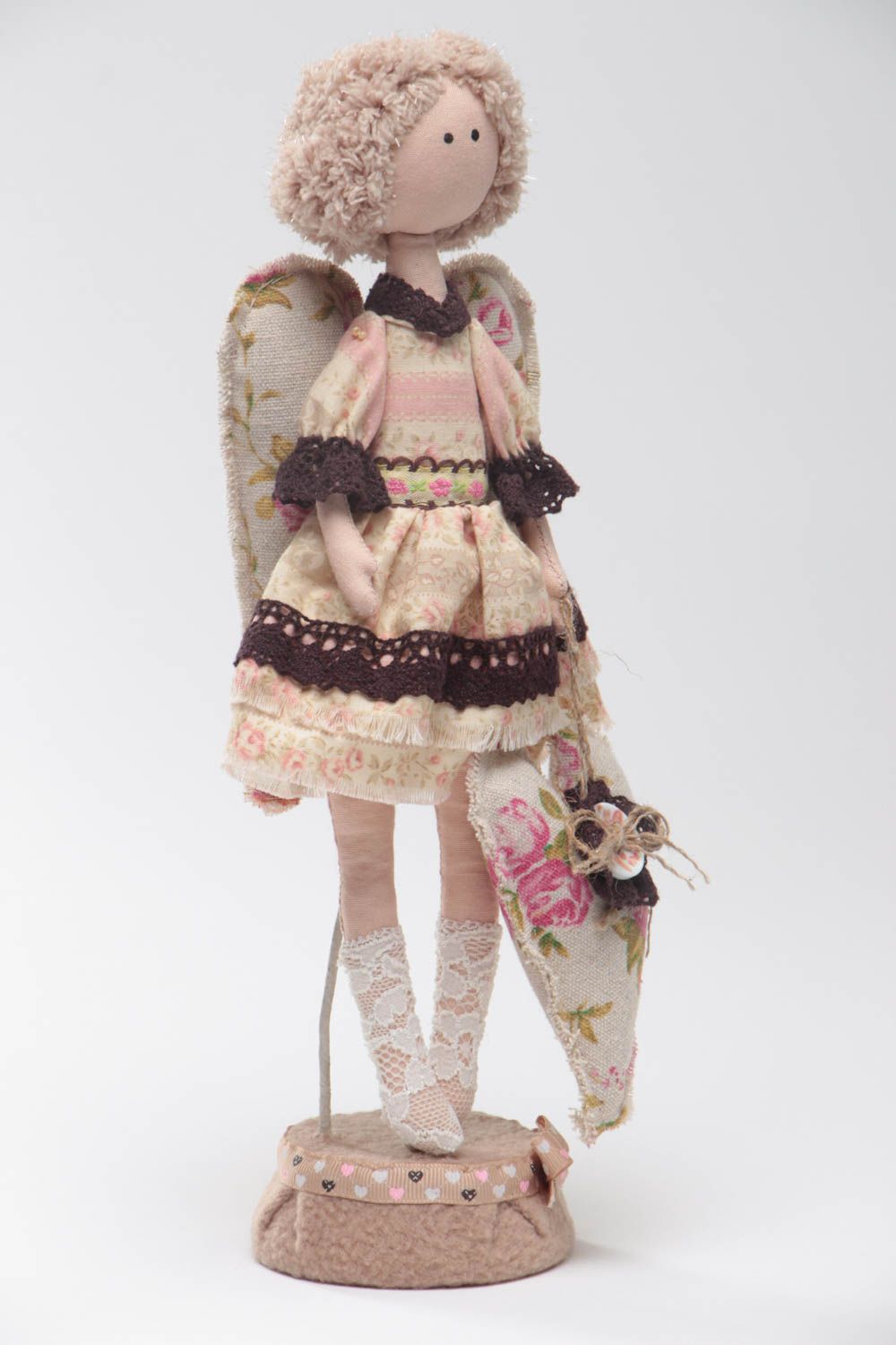 Авторская кукла из ткани ручной работы на подставке красивая для интерьера фото 2