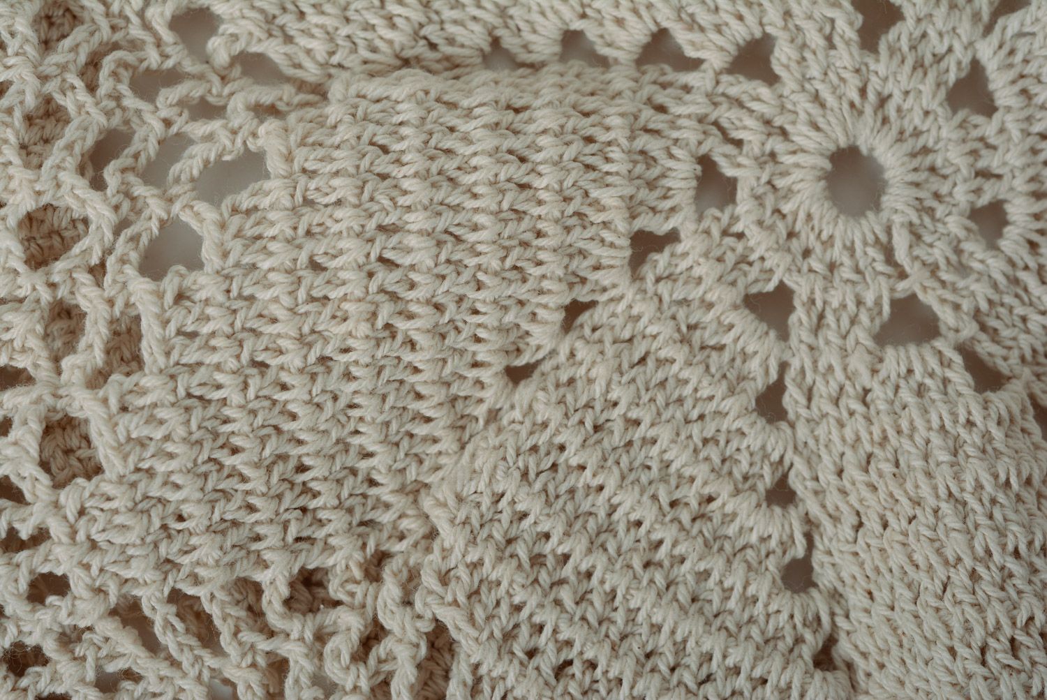 Béret tricoté à la main au crochet ajouré en coton blanc léger pour femme photo 5