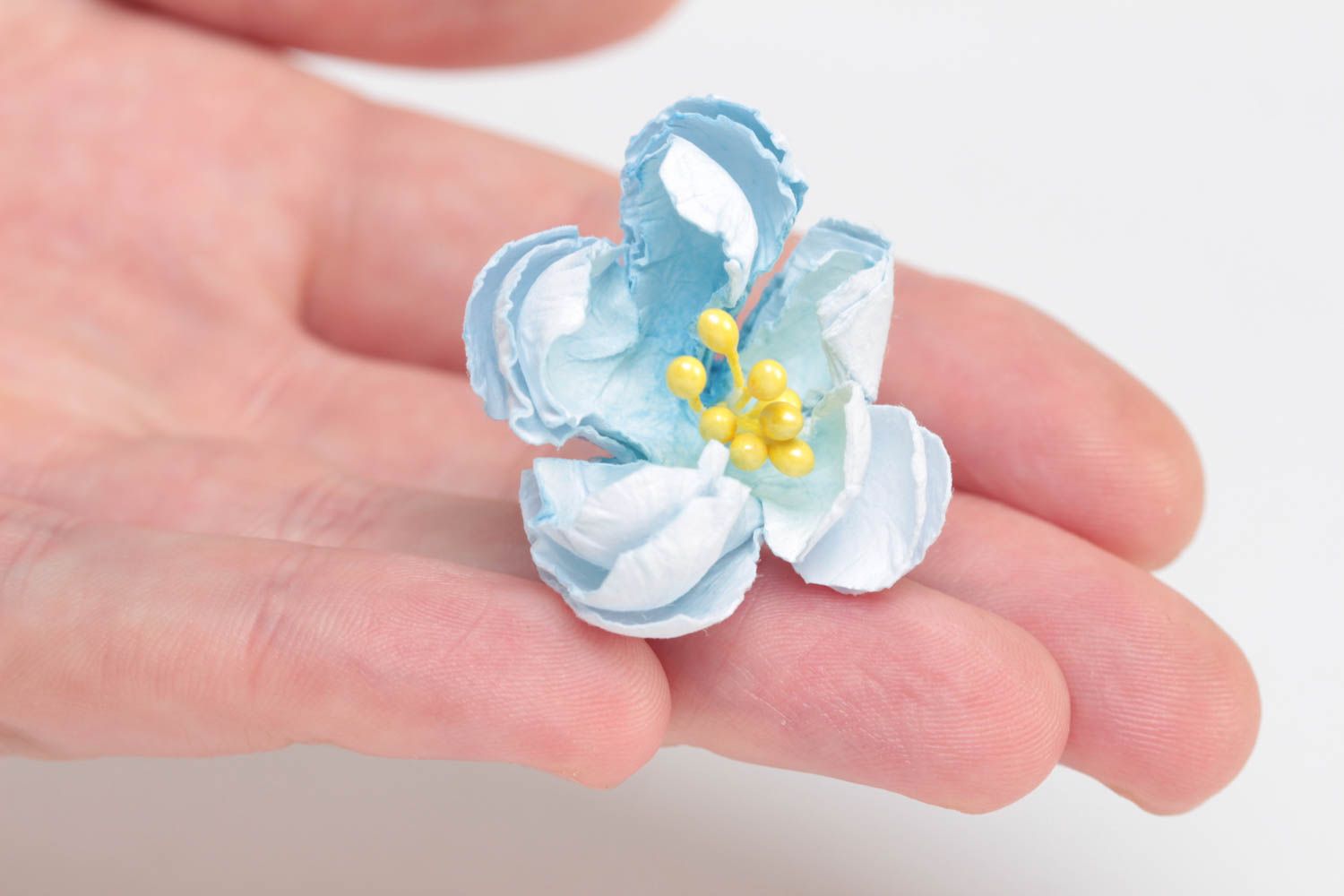 Petite fleur pour scrapbooking en papier bleue faite main avec étamines photo 5