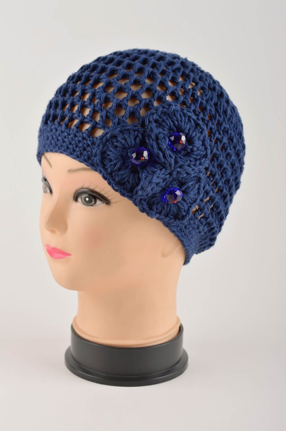 Вязаная шапка ручной работы женская шапка синяя красивая ажурная шапка с цветами фото 2