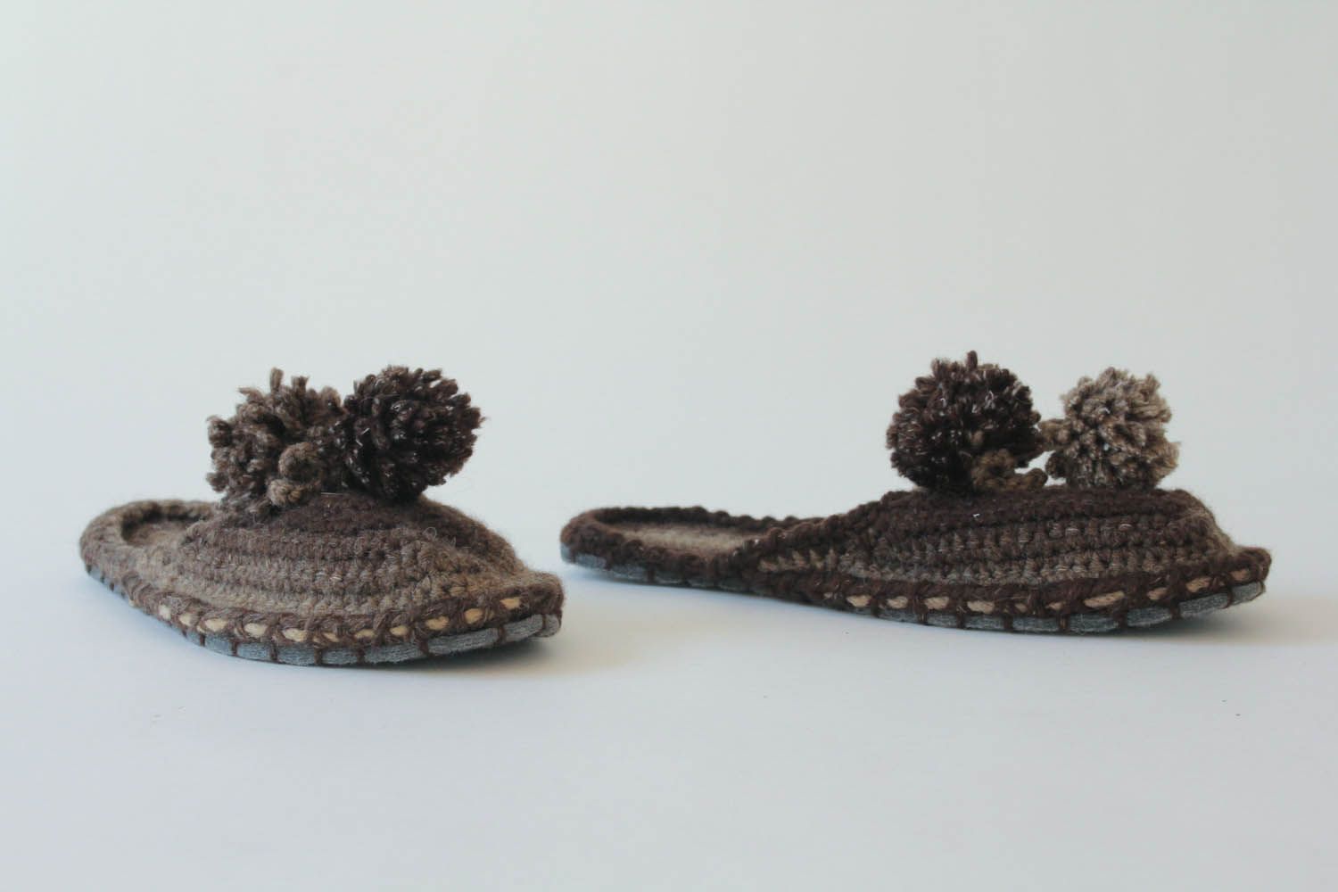 Brown knitted slippers photo 2