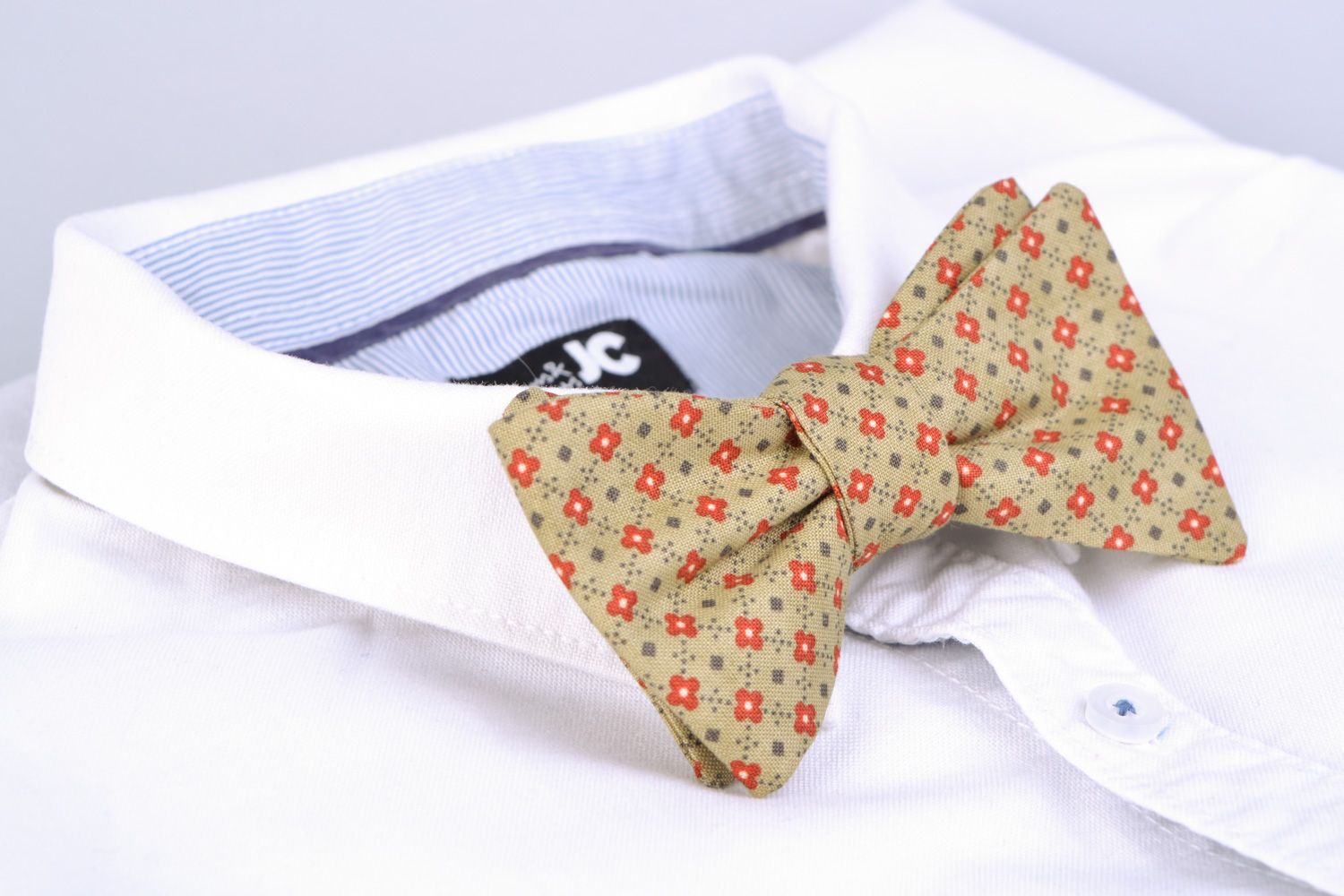Handmade fashionable bow tie sewn of cotton fabric with motley pattern unisex photo 1