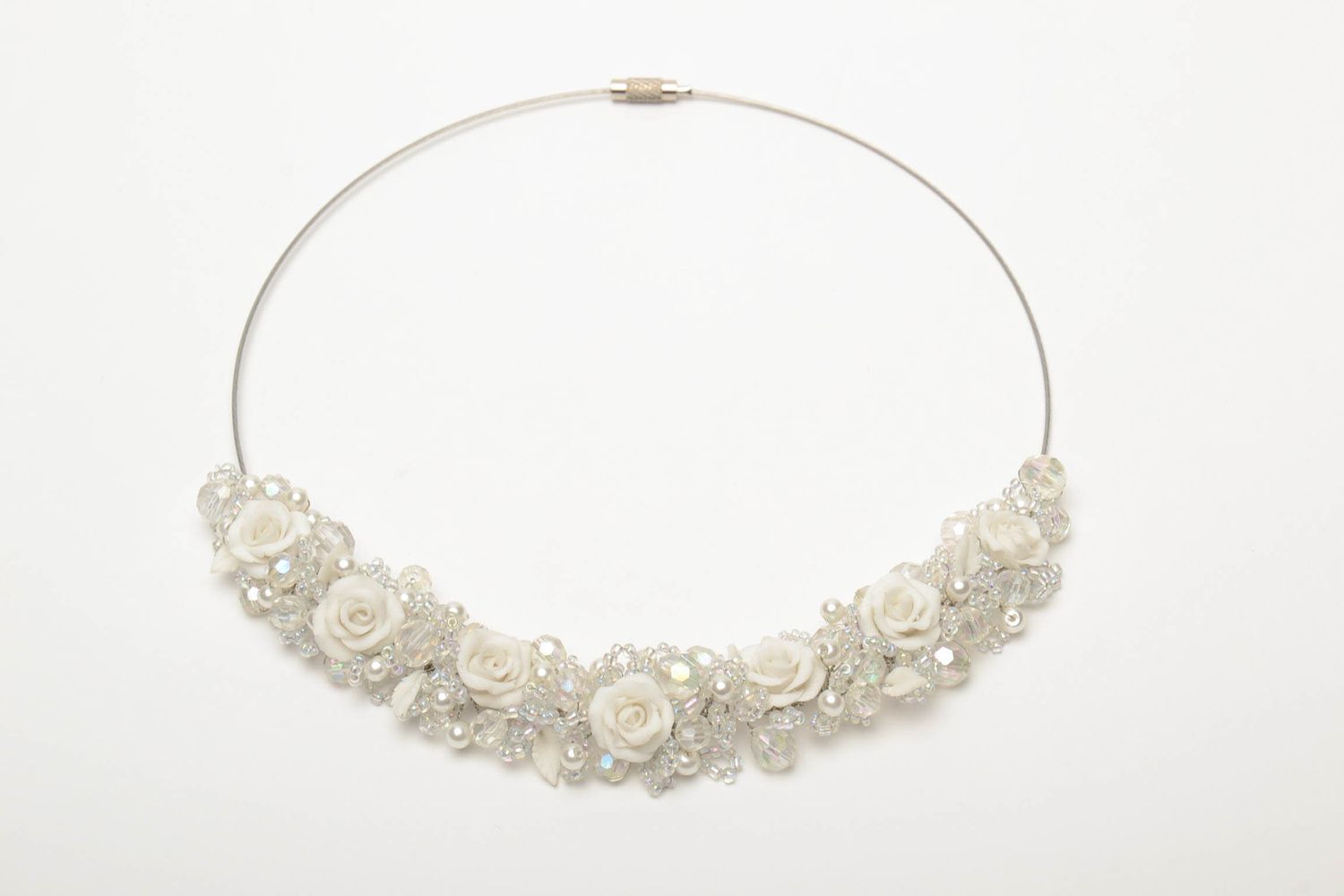 Ожерелье из полимерной глины цветочное с бисером Белые розы фото 2